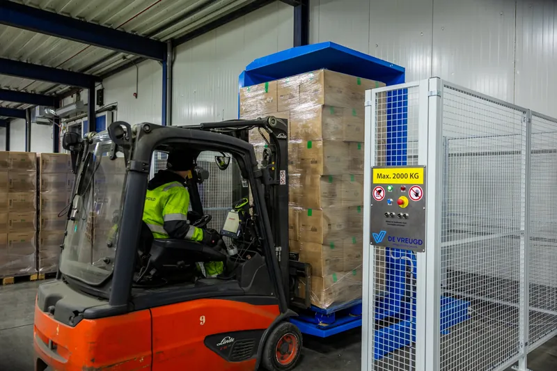 PalletRotator klemt een volle pallet vast om de pallet te wisselen