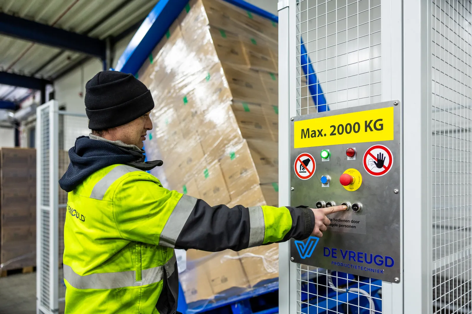Medewerker bedient de palletkantelaar PalletRotator K11 terwijl de pallet kantelt