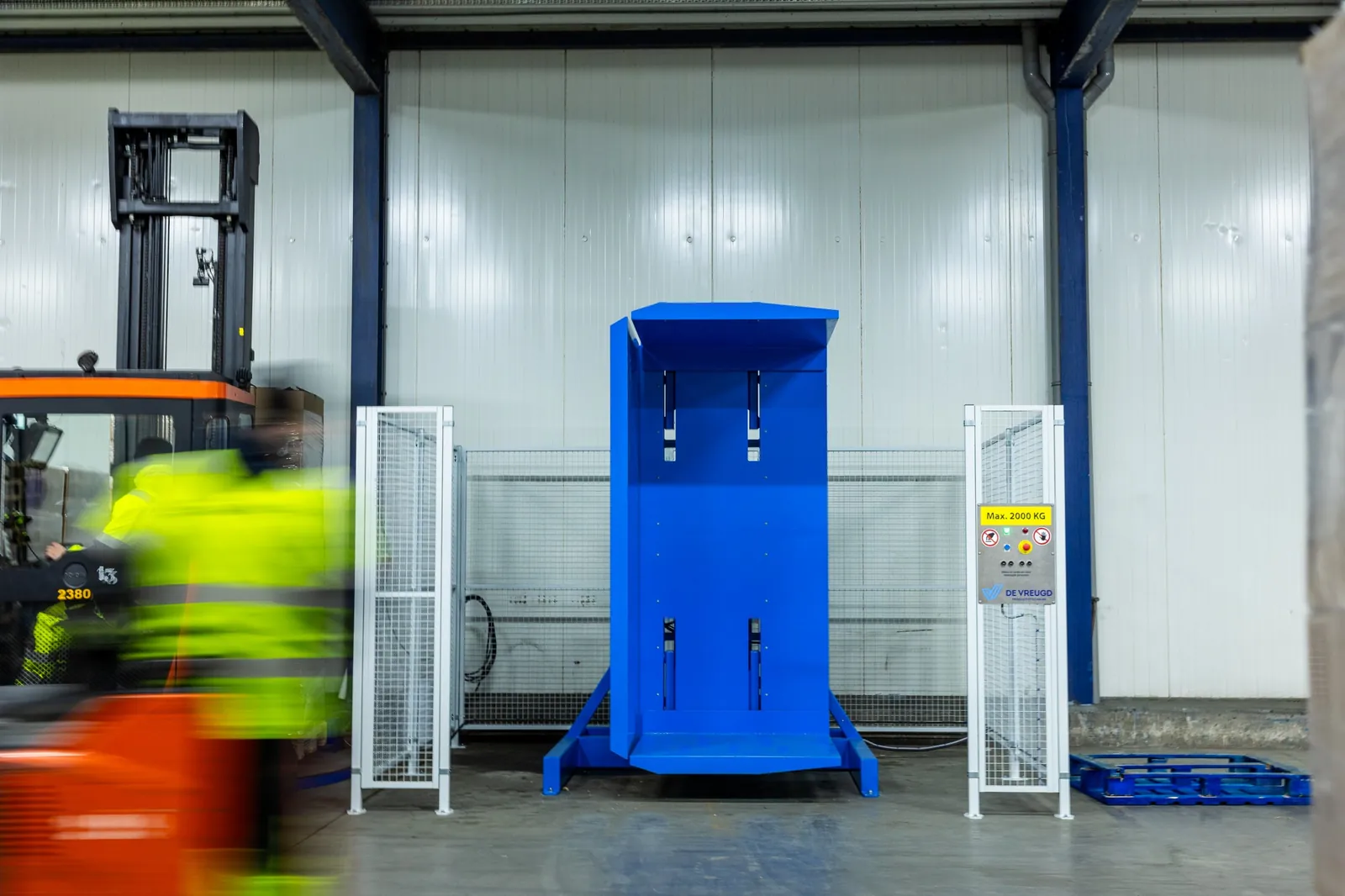 Palletkantelaar PalletRotator K11 met hekwerk en bedieningspaneel in een koelhuis