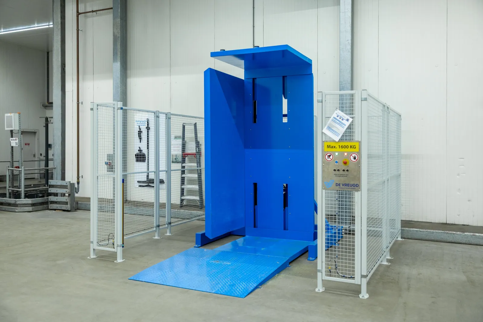 Palletkantelaar PalletRotator K13 EPT met oprit en hekwerk in een koelhuis