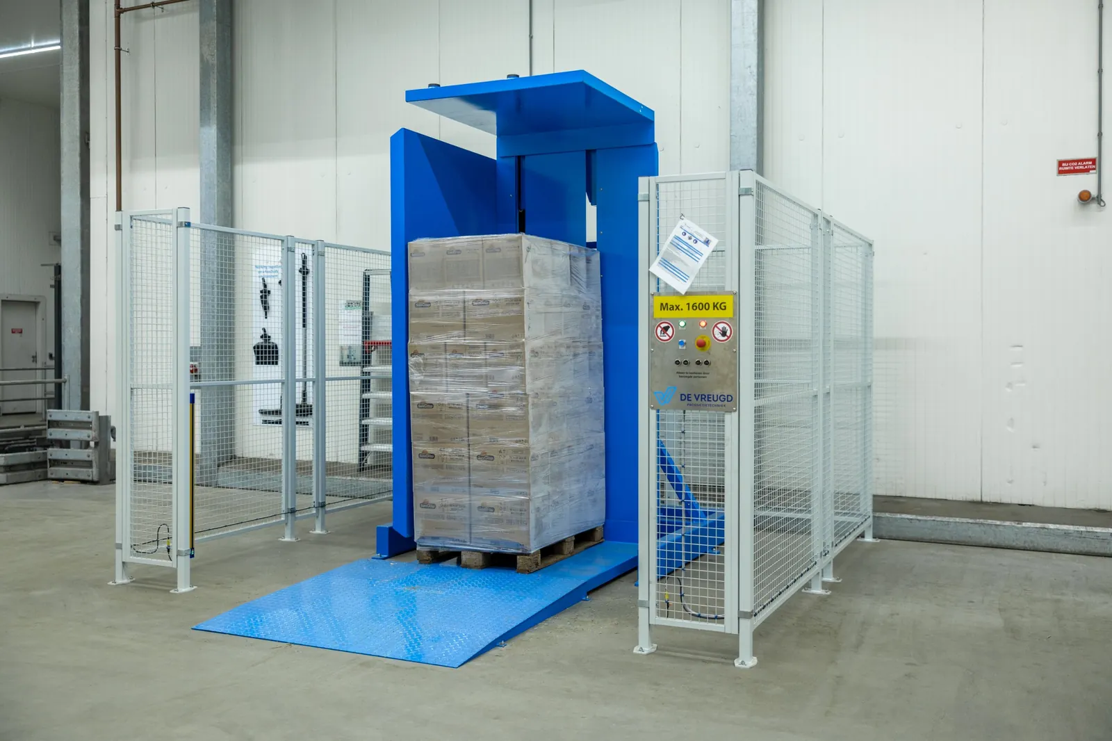 Pallet in de palletkantelaar PalletRotator EPT, klaar om geklemd en gekanteld te worden